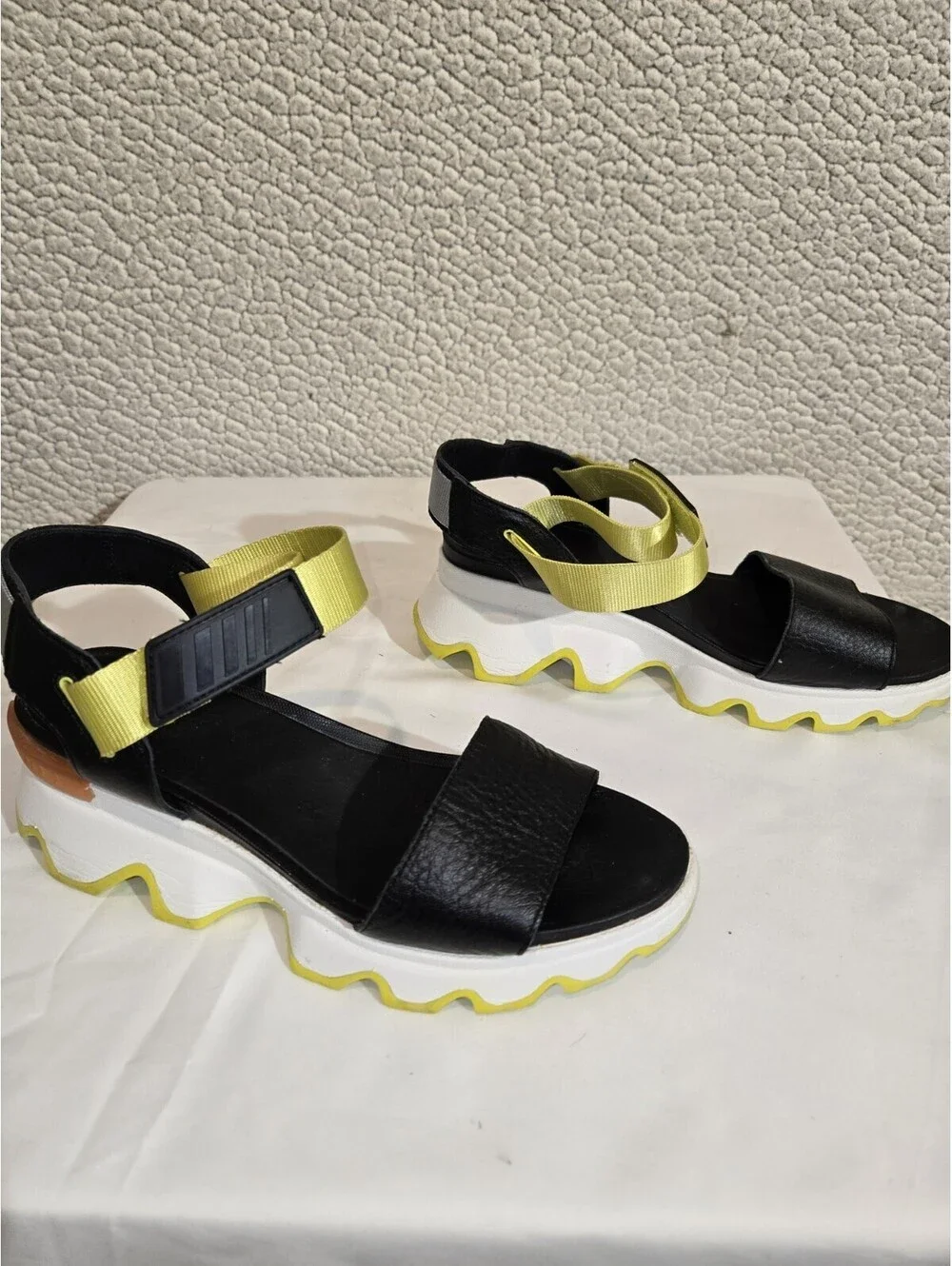 sorel sandals women 9 Kinetic Impact Y Strap Leather Upper Street Wear Beach...